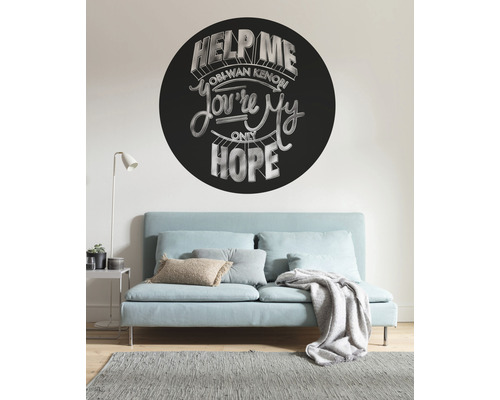 Vardagsrum med väggdekor med Star Wars-citat ovanför en soffa