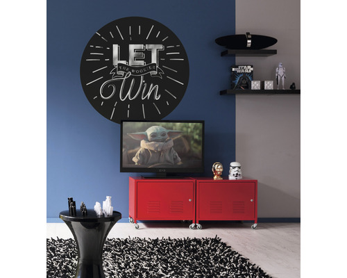 Dekorativt vardagsrum med Star Wars-tema, inklusive en väggdekal, hyllor med figurer och ett rött skåp under en TV.