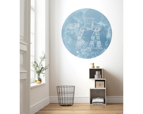 Vardagsrum med Star Wars väggdekor, hylla och tvättkorg