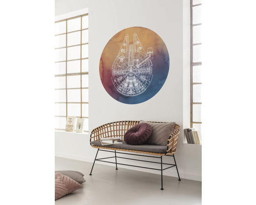 Vardagsrum med sittbänk och väggdekal med rymdskeppsdesign