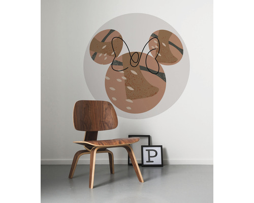 Väggdekal med Musse Pigg-motiv ovanför en trästol