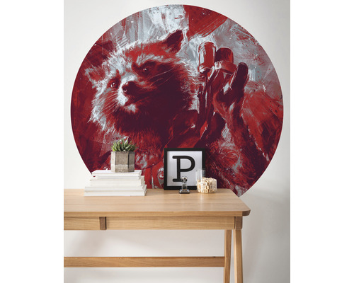 Rund väggdekoration med tvättbjörnmotiv ovanför ett skrivbord