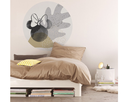 Sovrum med väggdekor och säng