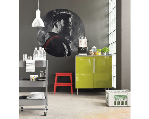 Köksscen med vagn, skåp, pall och väggdekoration