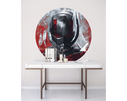 Väggdekor med Ant-Man-motiv ovanför ett skrivbord