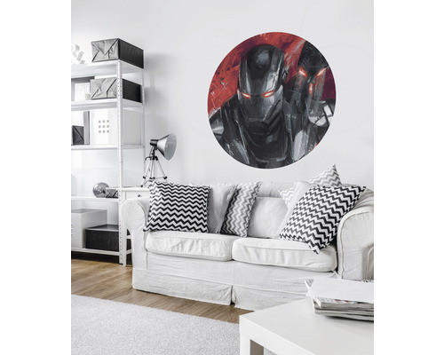 Vardagsrum med soffa och en väggdekal av en superhjälte
