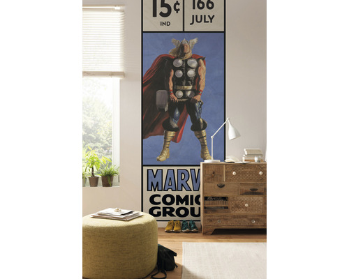 Vardagsrum med Thor serietidningsväggmålning, ottoman och träbyrå