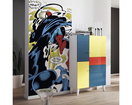 Rum med Spiderman dörraffisch och färgglatt skåp