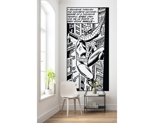 Väggdekoration med Spider-Man serietidningsmotiv i ett ljust rum.