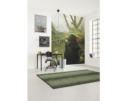 Modernt arbetsrum med skrivbord, stol, väggmålning och matta