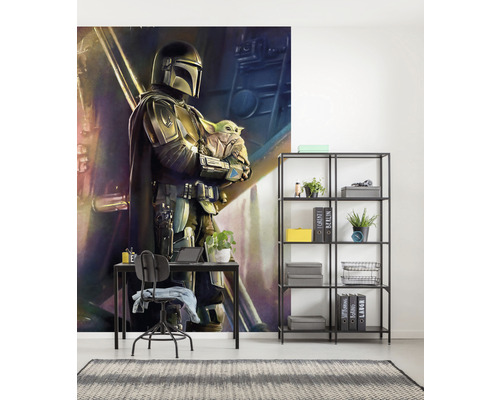 Dekorativt vardagsrum med Star Wars Mandalorian väggmålning, skrivbord, stol och hylla