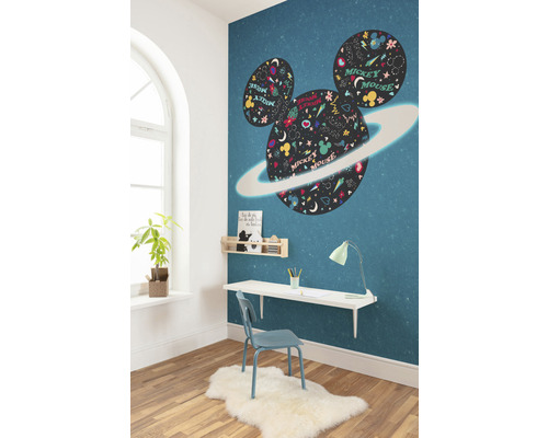 Dekorativt barnrum med en tapet med rymdtema och Musse Pigg-öron