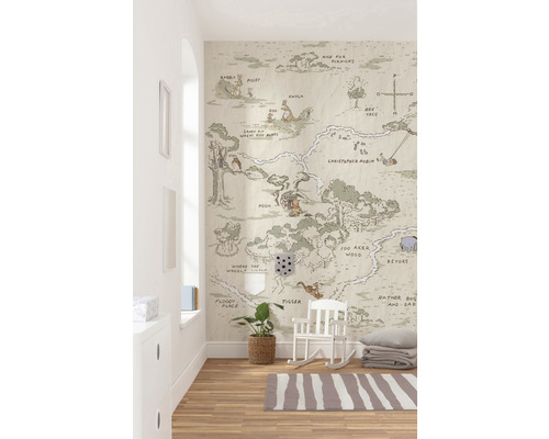 Barnrum med Nalle Puh-karta som väggtapet, trägolv och vit gungstol.