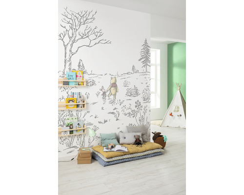 Barnrum med Nalle Puh väggmålning, hyllor, kuddar och lektält.