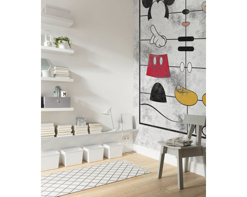 Ljust barnrum med väggbeklädnad, hyllor, matta och stol