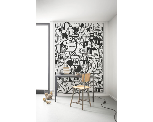 Arbetsrum med skrivbord, stol och tapet med seriefigurer