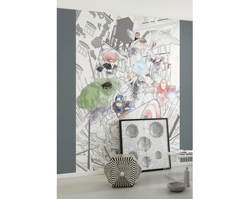 Rum med Marvel Avengers tapet, sexkantig pall och inramad bild