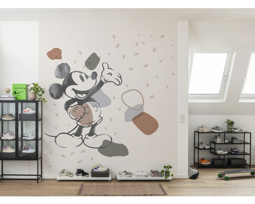 Vardagsrum med skoställ, vitrinskåp och väggdekor