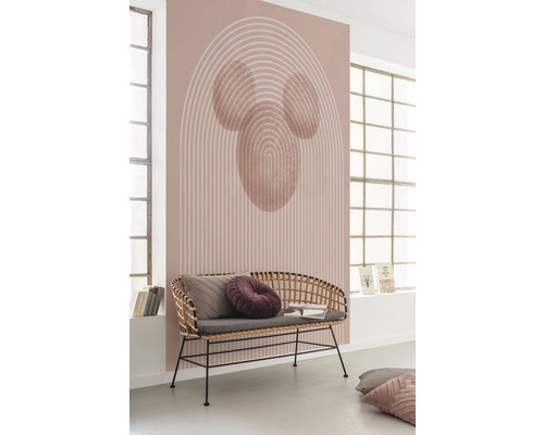 Rum med geometrisk mönstrad tapet och rottingbänk