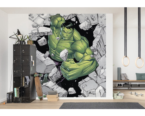 Rum med Hulk fotovägg, metallskåp och sportutrustning