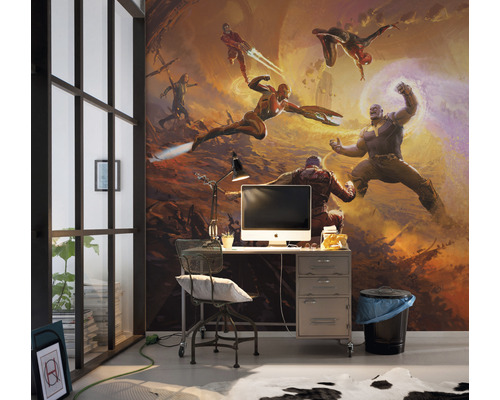 Kontor med skrivbord, stol och väggmålning med Marvel-tema