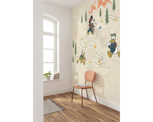 Rum med fönster, stol och tapet med seriefigurer