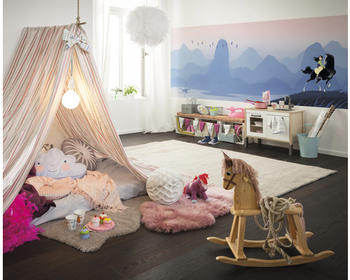 Ljust barnrum med lektält, leksakskök och gunghäst