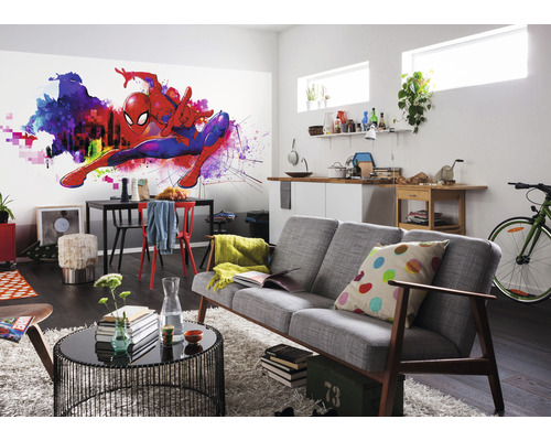 Vardagsrum med Spiderman väggmålning, soffa, bord och stolar