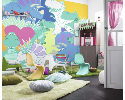 Barnrum med dinosaurieväggmålning, stolar, kuddar och dockteater
