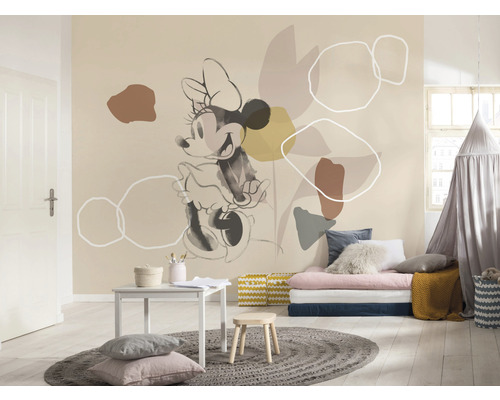 Inrett barnrum med Minnie Mouse väggmålning, bord och lekområde.