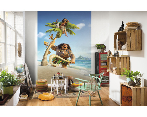 Dekorativt vardagsrum med fotovägg med scener från filmen Vaiana