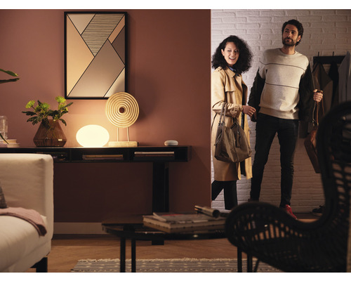 Hall med bordslampa, dekoration och par