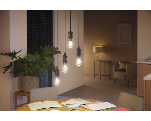 Matsal med matbord och pendellampa med glödlampa