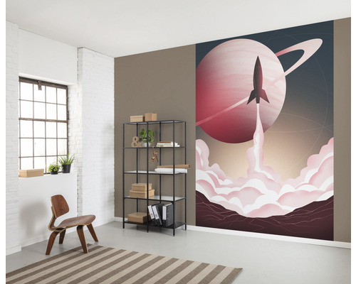 Rumsöversikt med fototapet med rymdraket, hylla och stol