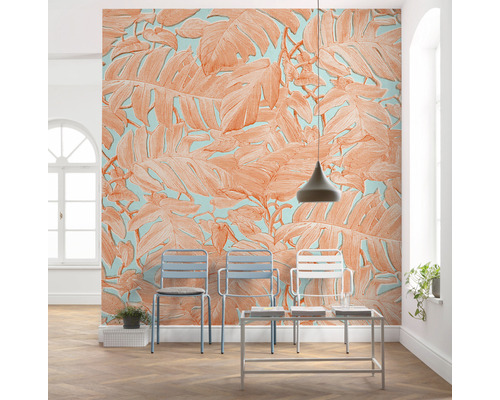 Rum med mönstrad tapet, stolar och bord