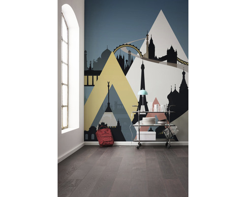 Rum med fototapet med motiv av stadsbild, serveringsvagn och ryggsäck