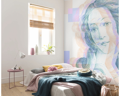 Ljust sovrum med säng, sängbord, fönster och väggmålning