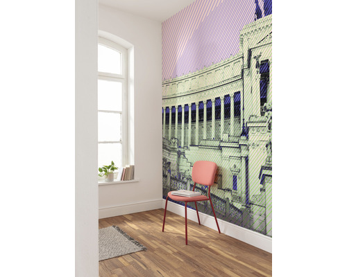 Rum med fototapet av en byggnad, stol, fönster och trägolv