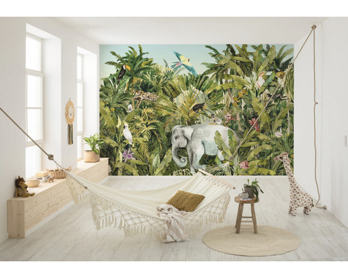 Ljust rum med fototapet med djungelmotiv, hängmatta och trädetaljer