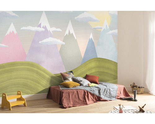 Barnrum med tapet med bergmotiv, säng och leksaker för en ljus och vänlig atmosfär