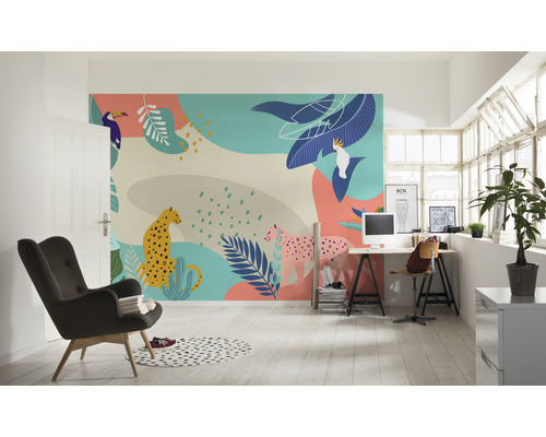 Dekorativ illustration av växter och djur som väggdekoration i ett ljust rum