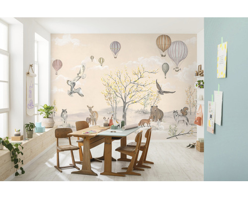 Rum med djurmotiv och luftballonger på väggen