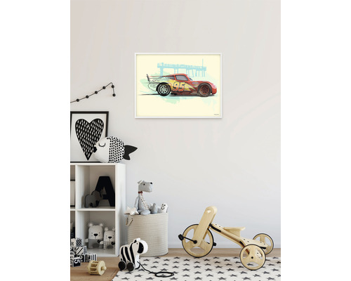 Inramad väggbild med Lightning McQueen-motiv i barnrummet