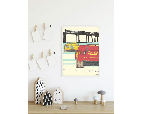 Inramad bild med Cars-tema på en byrå