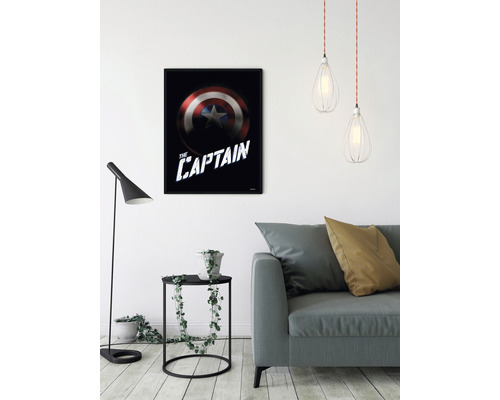 Dekorativ Captain America väggbild ovanför en soffa i ett vardagsrum