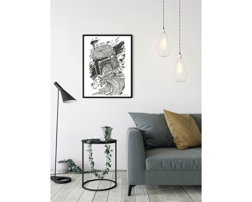 Vardagsrum med soffa, golvlampa, sidobord med växt och inramad väggbild