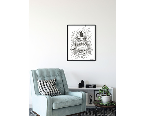 En inramad affisch med en illustration av en karaktär mot en vägg i ett vardagsrum.
