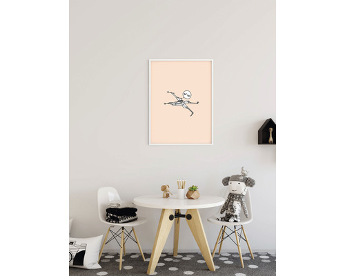 Barnrumsinredning med bord, stolar och inramad bild