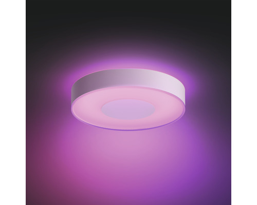 Rund taklampa med färgad belysning
