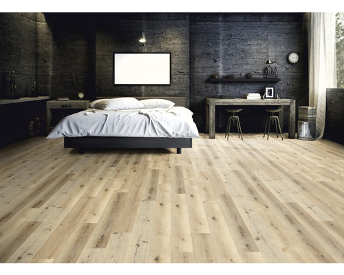 Sovrum med trägolv, säng och skrivbord